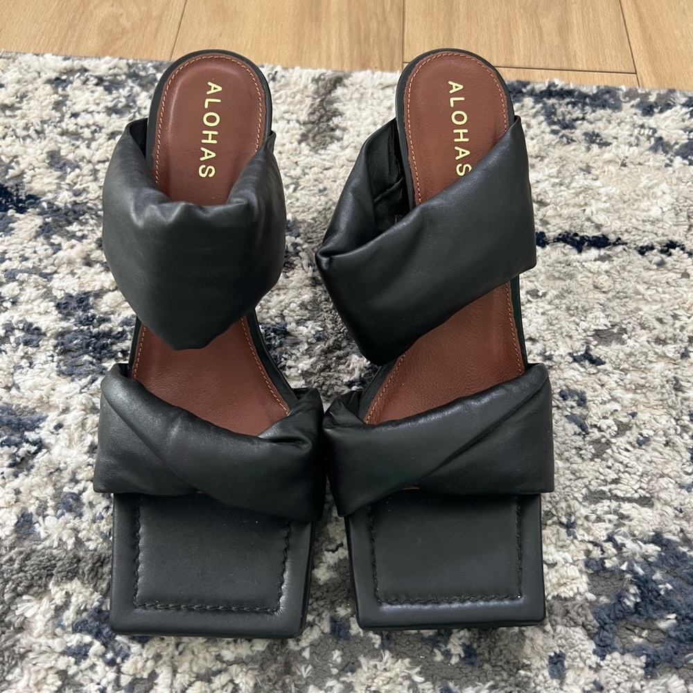 ALOHAS Black Padded Strap Heels